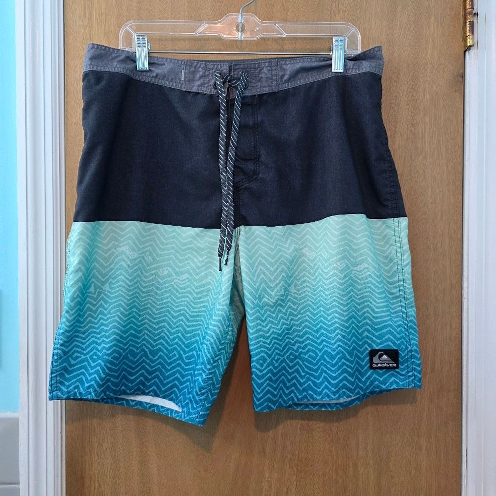 Quiksilver Blue and Gray Board Shorts Wave Design Mens Medium